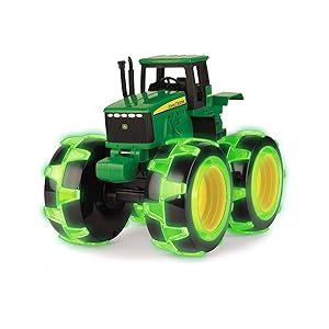 Monstruo John Deere con ruedas y huella iluminada Tractor