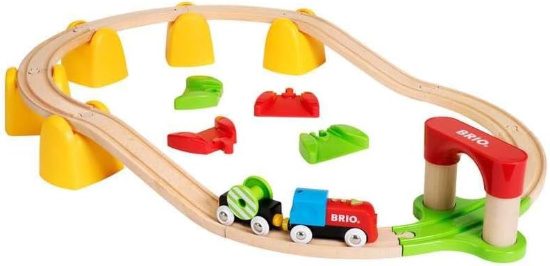 BRIO World 33710 - Mi primer tren de batería ferroviario | Juego de 25 piezas de tren de madera para niños pequeños | Incluye accesorios y pistas de madera | Certificado por Forest Stewardship Council