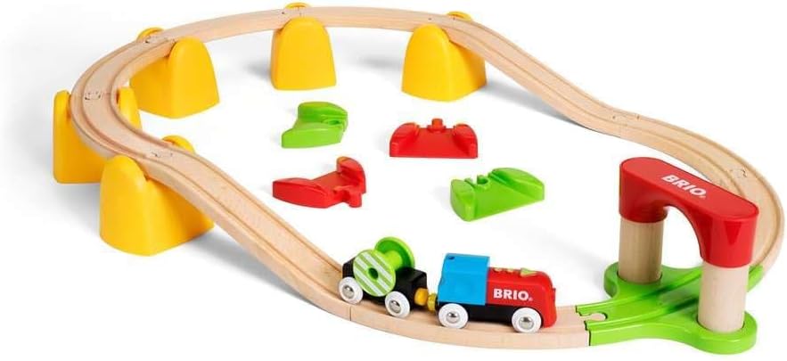 BRIO World 33710 - Mi primer tren de batería ferroviario | Juego de 25 piezas de tren de madera para niños pequeños | Incluye accesorios y pistas de madera | Certificado por Forest Stewardship Council