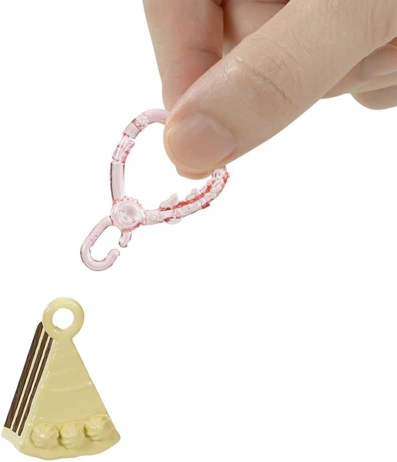 Muñeca de vestir Barbie Club Chelsea (6 pulgadas y morena) con disf...