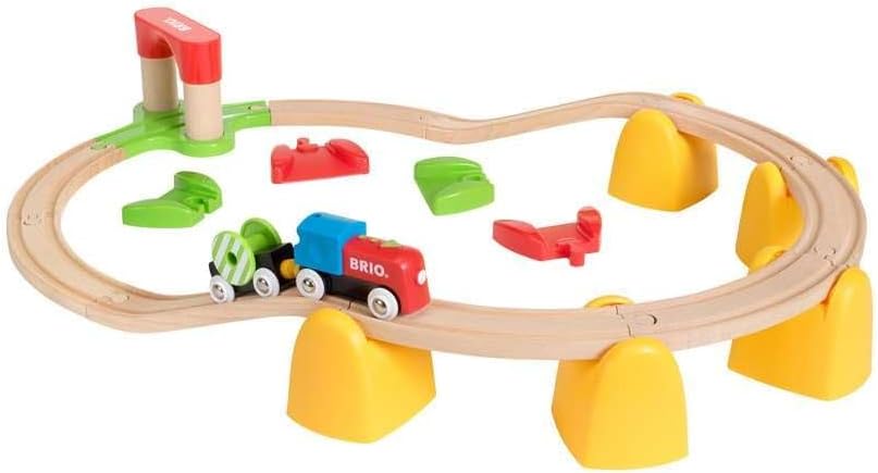 BRIO World 33710 - Mi primer tren de batería ferroviario | Juego de 25 piezas de tren de madera para niños pequeños | Incluye accesorios y pistas de madera | Certificado por Forest Stewardship Council