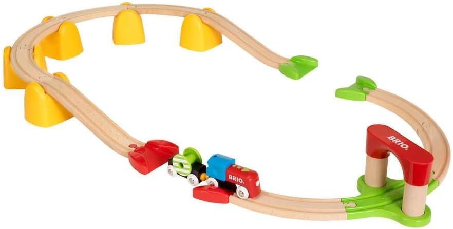 BRIO World 33710 - Mi primer tren de batería ferroviario | Juego de 25 piezas de tren de madera para niños pequeños | Incluye accesorios y pistas de madera | Certificado por Forest Stewardship Council