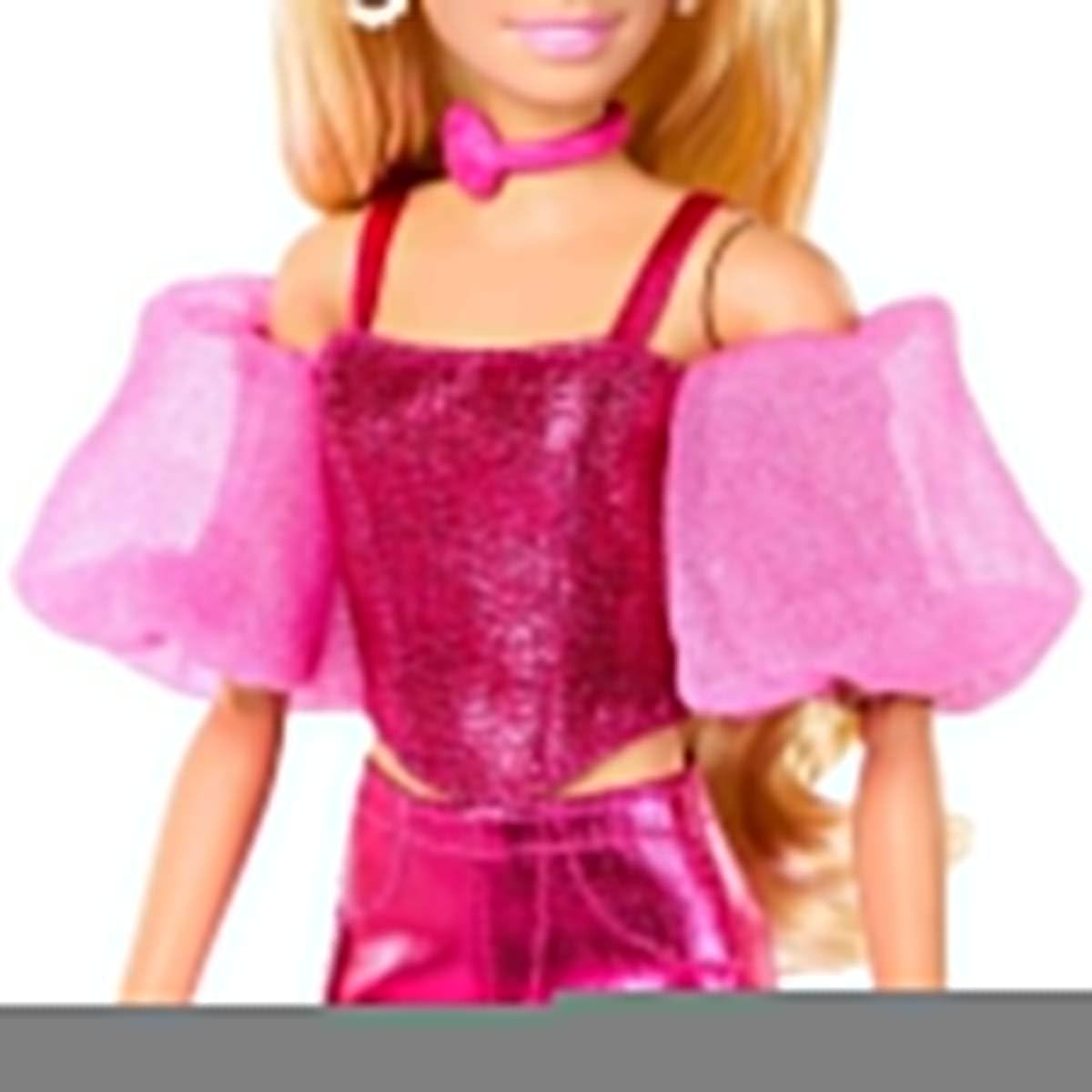Muñeca Barbie Deluxe Estilo #5 en atuendo rosa metálico, cabello rubio, corsé brillante y pantalones brillantes con accesorios como collar de rosas y bolso de mano