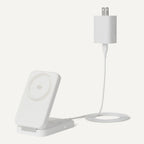 Amazon Basics MagSafe - Estación de carga inalámbrica compatible, 25 W máx. Carga rápida Qi2.2 certificado 2 en 1, soporte plegable para iPhone 17/16/15/14/13/12 y AirPods, con adaptador máximo de 45