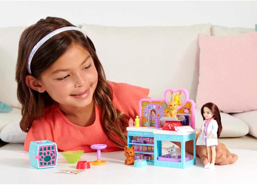Barbie Muñeca y accesorios Chelsea, juego de veterinario para masco...