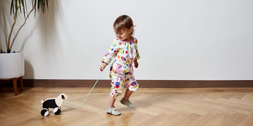 LOVEVERY |The Pull Pup | Juguete de madera para empujar y jalar, madera negro/blanco/natural, juguete sostenible para niños pequeños, a partir de 18 meses