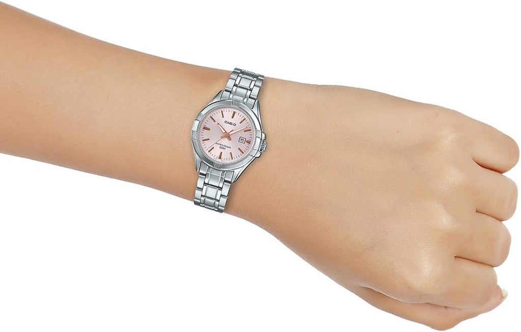 Casio #LTP1308D-4AV Reloj analógico de acero inoxidable con esfera rosa y fecha para mujer