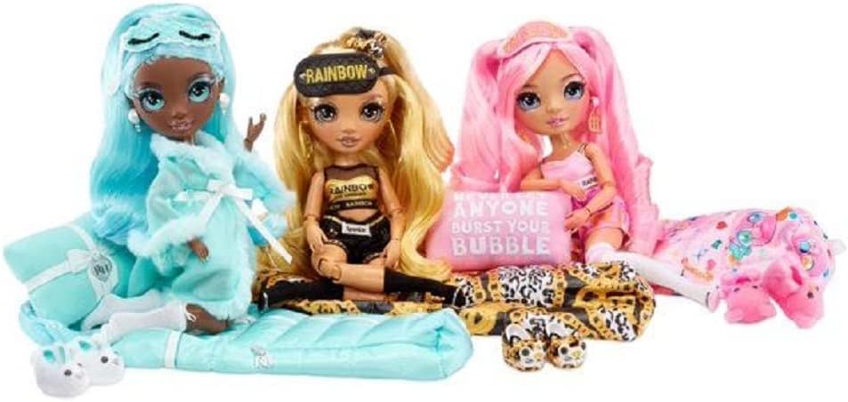 Rainbow High Conjunto de muñeca y juego de fiesta de pijamas con 2 trajes a elegir entre Brianna Dulce, Marisa Golding, Robin Sterling (Robin Sterling)