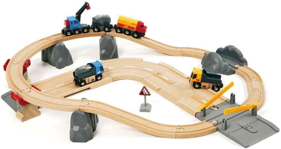 BRIO World Rail & Road - Juego de tren de madera con certificación FSC de 32 piezas y accesorios - Auto grúa especial, plataforma plana, pistas y más - Funciona con todos los juegos de ferrocarriles