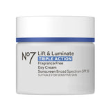 No7 Lift &amp; Luminate Crema facial de triple acción, sin fraganci...