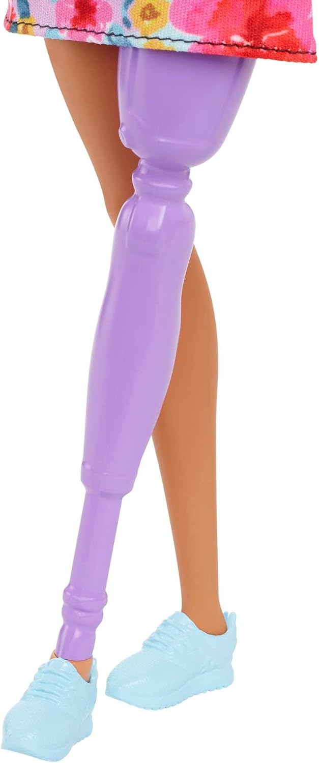 Barbie Fashionistas Doll #189 con pelo rosa y pierna protésica con...