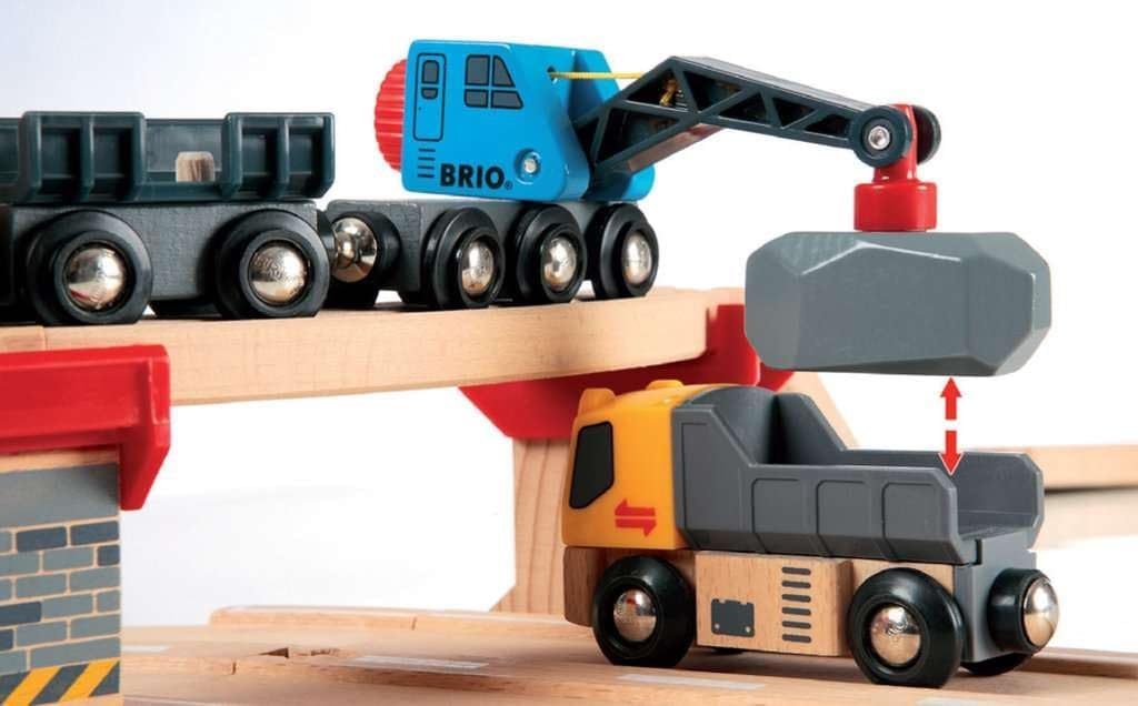 BRIO World Rail & Road - Juego de tren de madera con certificación FSC de 32 piezas y accesorios - Auto grúa especial, plataforma plana, pistas y más - Funciona con todos los juegos de ferrocarriles