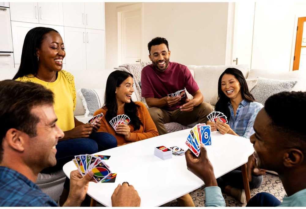 Mattel, ¡Juego de cartas UNO para fiestas! ¡Grupos más grandes! ¡Reglas más salvajes! ¡Diversión más rápida!