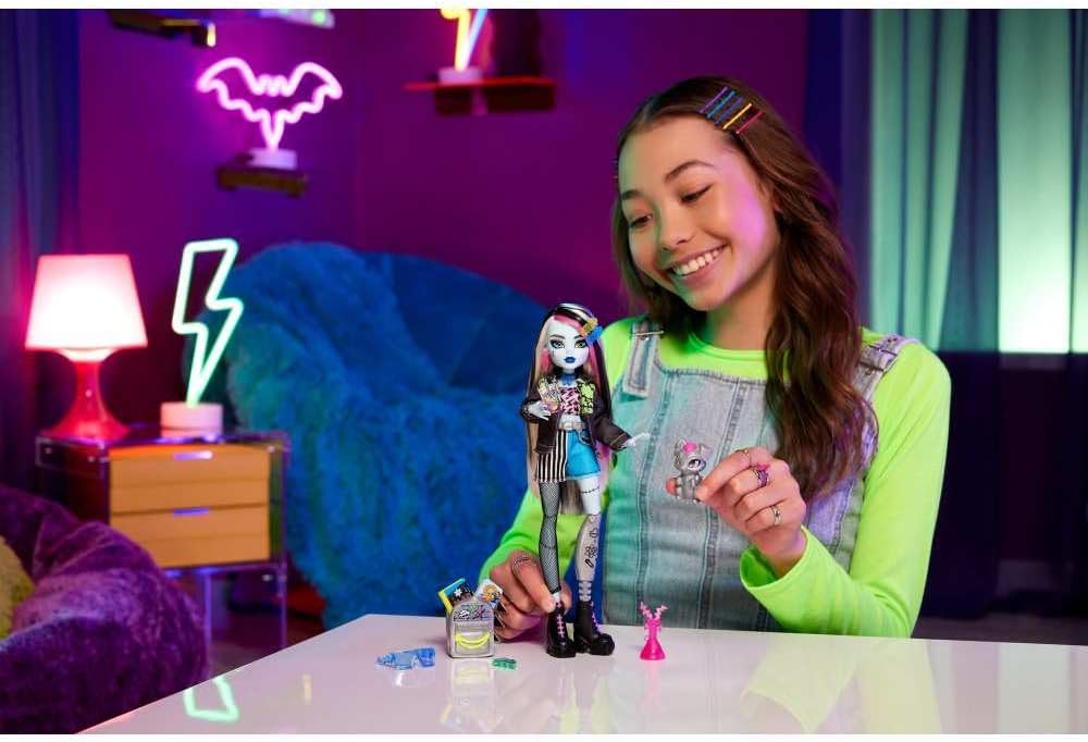 Muñeca Monster High Frankie Stein con chaqueta de mezclilla y pantalones cortos