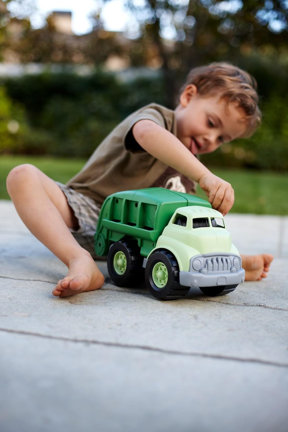 Camión de reciclaje Green Toys en color verde - Camión de basura li...