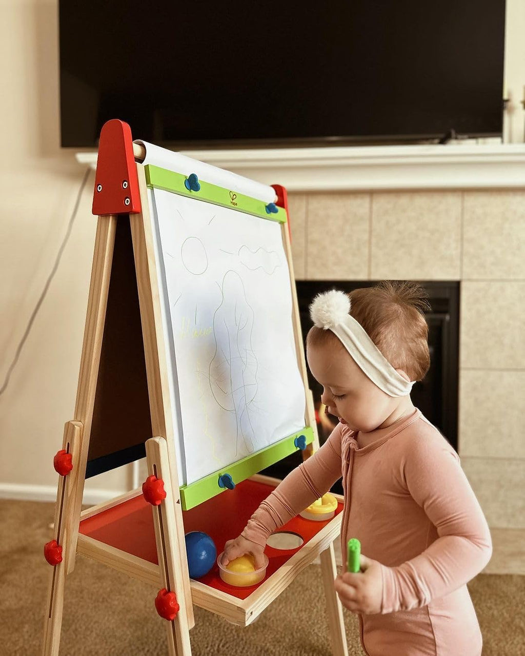 Caballete de madera para niños con rollo de papel y accesorios Hape All-in-One