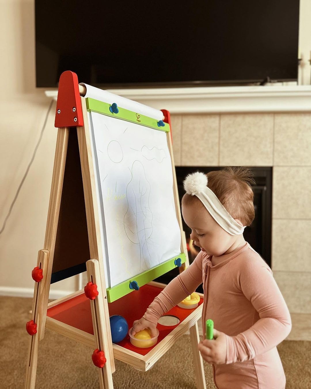 Caballete de madera para niños con rollo de papel y accesorios Hape All-in-One
