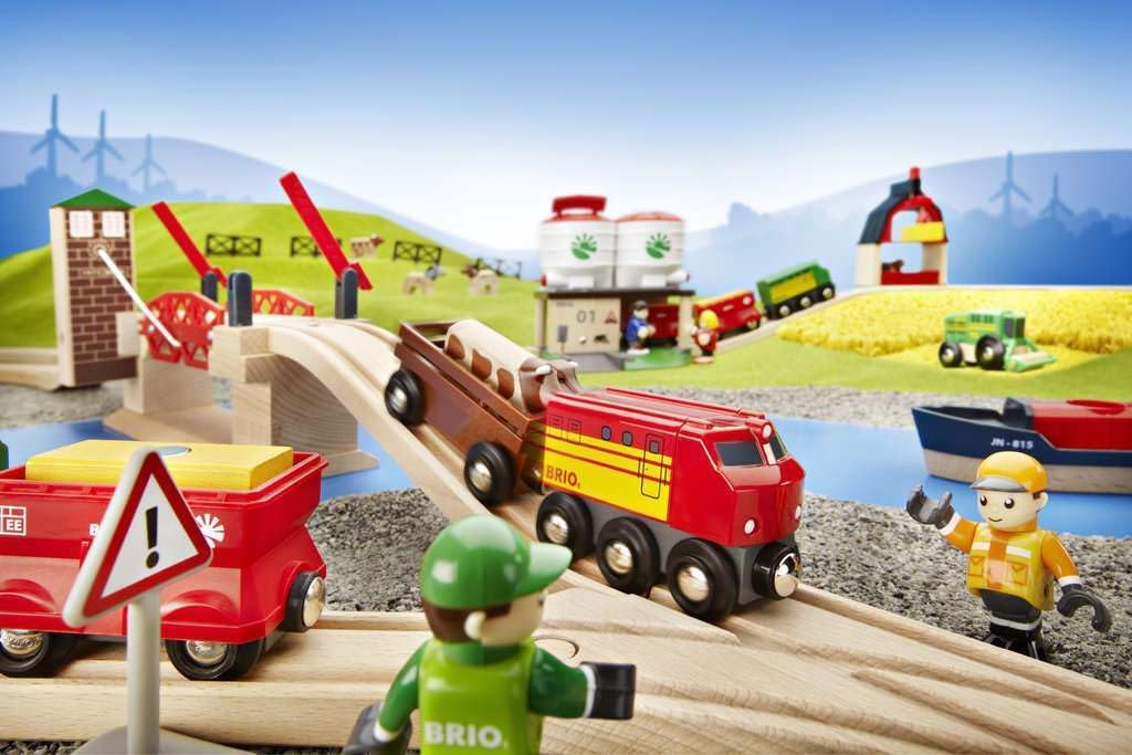 BRIO World Lifting Bridge - Accesorio de tren de madera movible - Certificado FSC - Compatible con todos los juegos de ferrocarriles Brio - Incluye 1 elevador y 2 pistas - Diversión creativa y