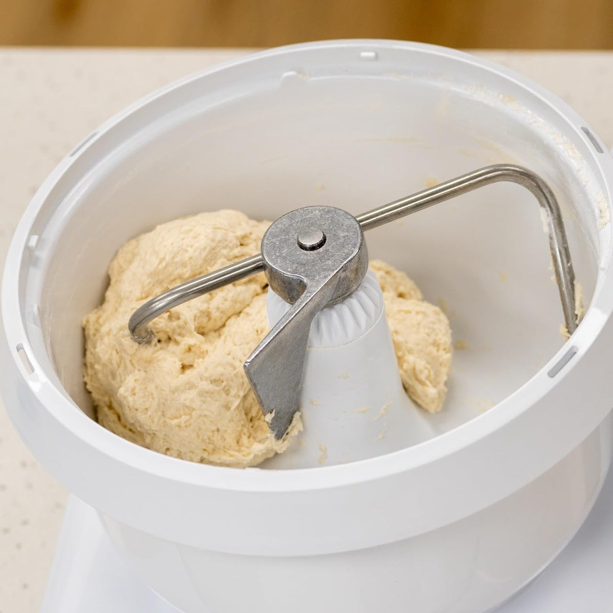 Bosch Universal Plus - Batidora de pie de 500 vatios, 6.5 cuartos, con látigos de alambre, gancho para masa y paquete de extensor de gancho para masa NutriMill
