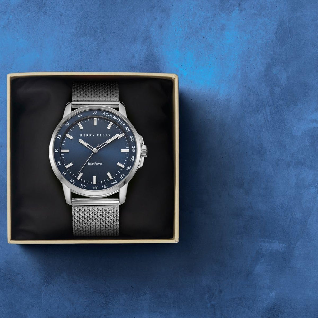 Perry Ellis Reloj para hombre con energía solar | Correa de malla de acero | Relojes de pulsera analógicos resistentes al agua para hombre | Caja de 43mm | Bisel de tacómetro de aluminio | Elegante