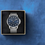 Perry Ellis Reloj para hombre con energía solar | Correa de malla de acero | Relojes de pulsera analógicos resistentes al agua para hombre | Caja de 43mm | Bisel de tacómetro de aluminio | Elegante