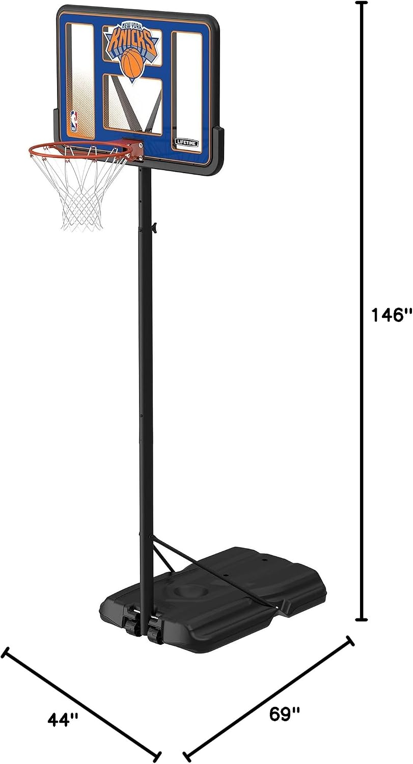 Lifetime NBA New York Knicks - Aro de baloncesto portátil, altura ajustable de 7.5 a 10 pies, tablero de fusión inastillable de 44 pulgadas, base con ruedas