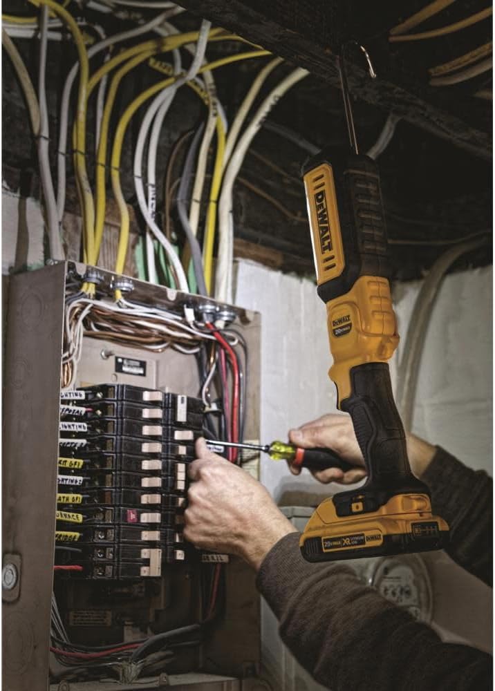 DEWALT 20 V MAX - Luz de trabajo LED, linterna recargable, cabezal giratorio, solo herramienta (DCL050)