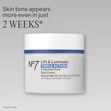No7 Lift &amp; Luminate Crema facial de triple acción, sin fraganci...