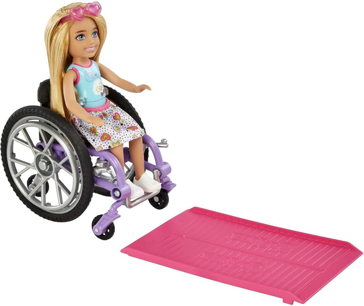 Barbie Muñeca y silla de ruedas Chelsea con ruedas móviles, rampa,...