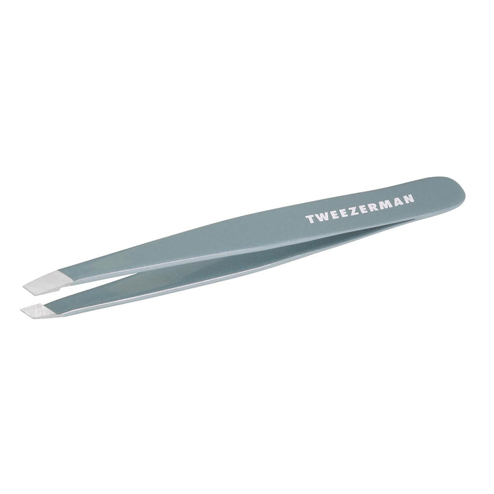 Tweezerman - Pinza para cejas inclinada Mist Blue de acero inoxidab...