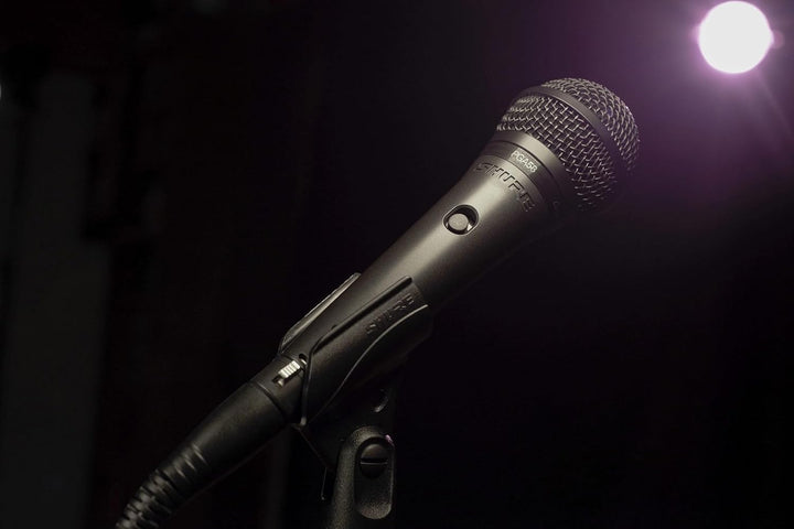 Shure Kit de rendimiento escénico con micrófono de mano vocal dinám...