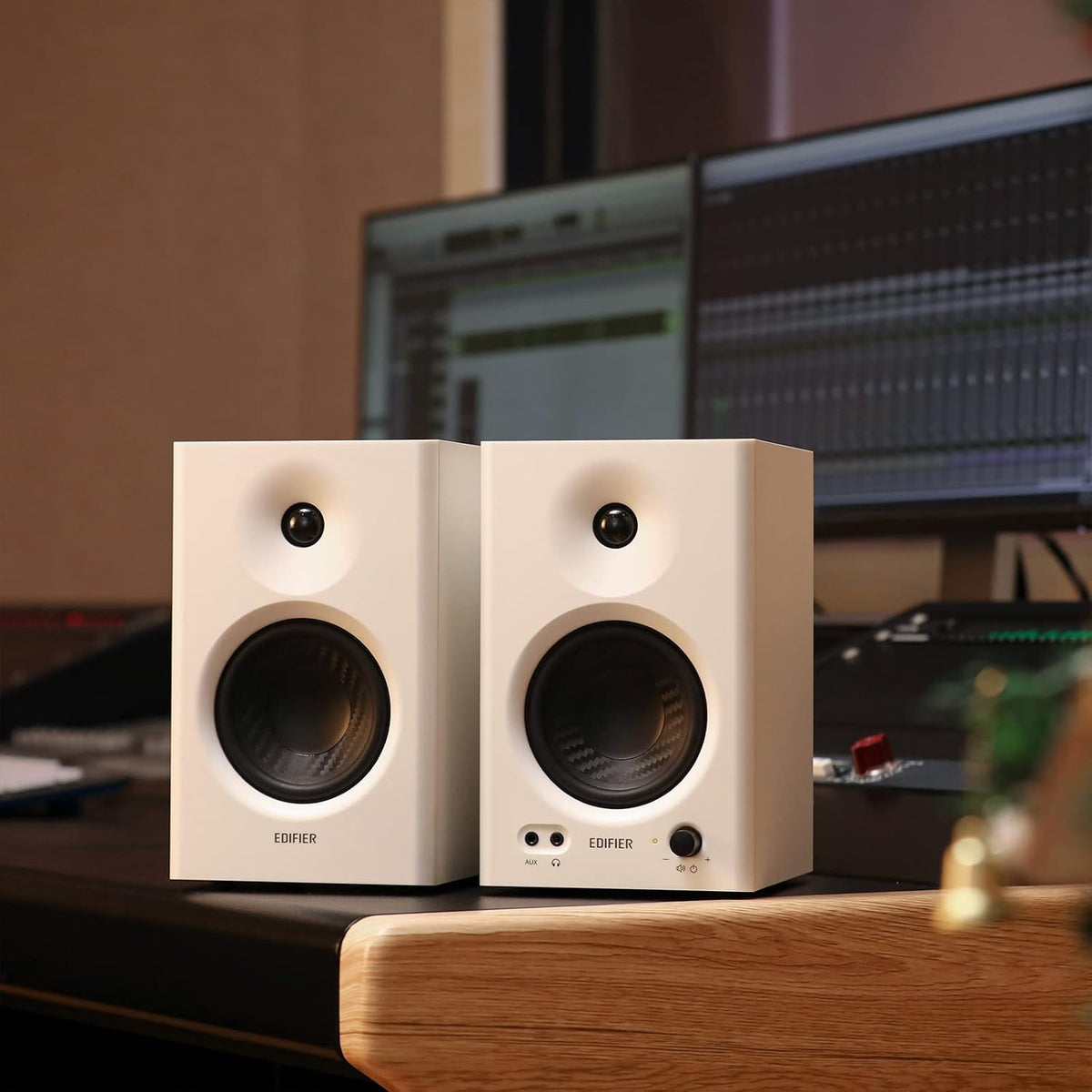 Edifier MR4 - Altavoces de monitor de estudio con alimentación, altavoz activo de 4 pulgadas, color blanco (par)