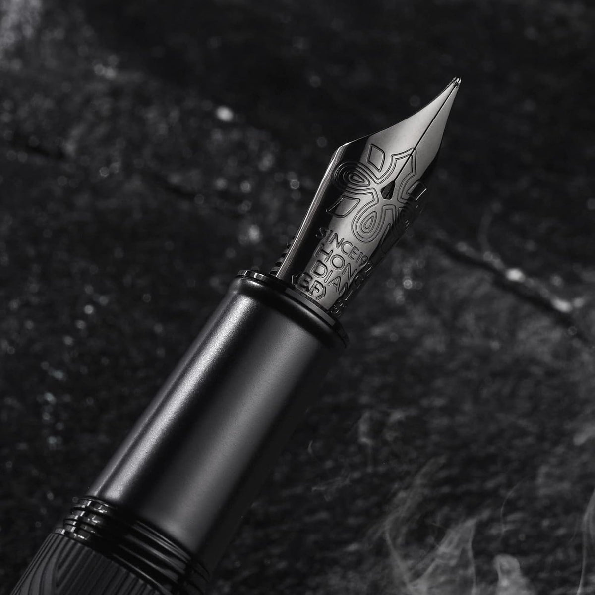 Pluma fuente HONG DIAN Black Forest Max, plumilla fina recubierta de titanio, grabado de nudo chino, escritura suave, con convertidor y estuche metálico