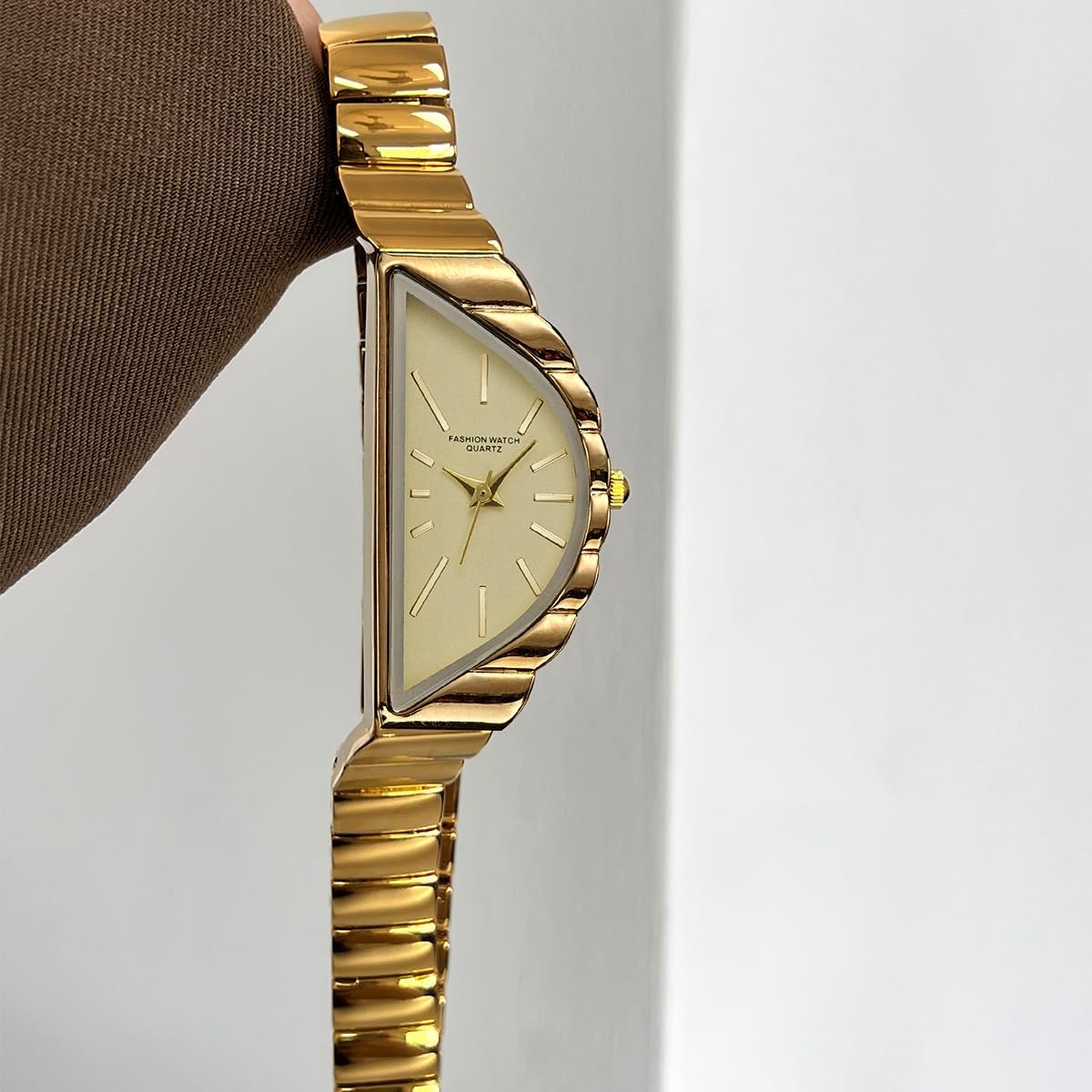 Gosasa Reloj único de triángulo dorado para mujer, delicado reloj de cuarzo
