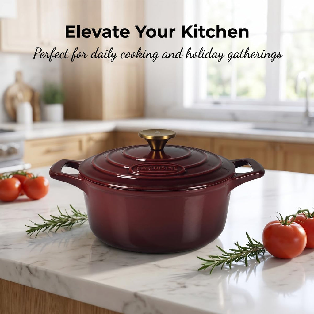 La Cuisine Cacerola de hierro fundido esmaltado para horno holandés con mango dorado para tapa, revestimiento interno de esmalte negro mate, 5 cuartos de galón de 10.5 pulgadas de diámetro, apto para horno 550°F/528.8 °F, arándano