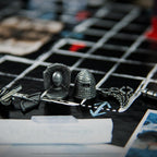 CLUE: Miércoles | Juego de mesa clásico inspirado en la serie original de Netflix | Resuelve el misterio en la Academia Nevermore con amigos y familiares | Mercancía con licencia oficial | 2-6 jugadores | A partir de 8 años