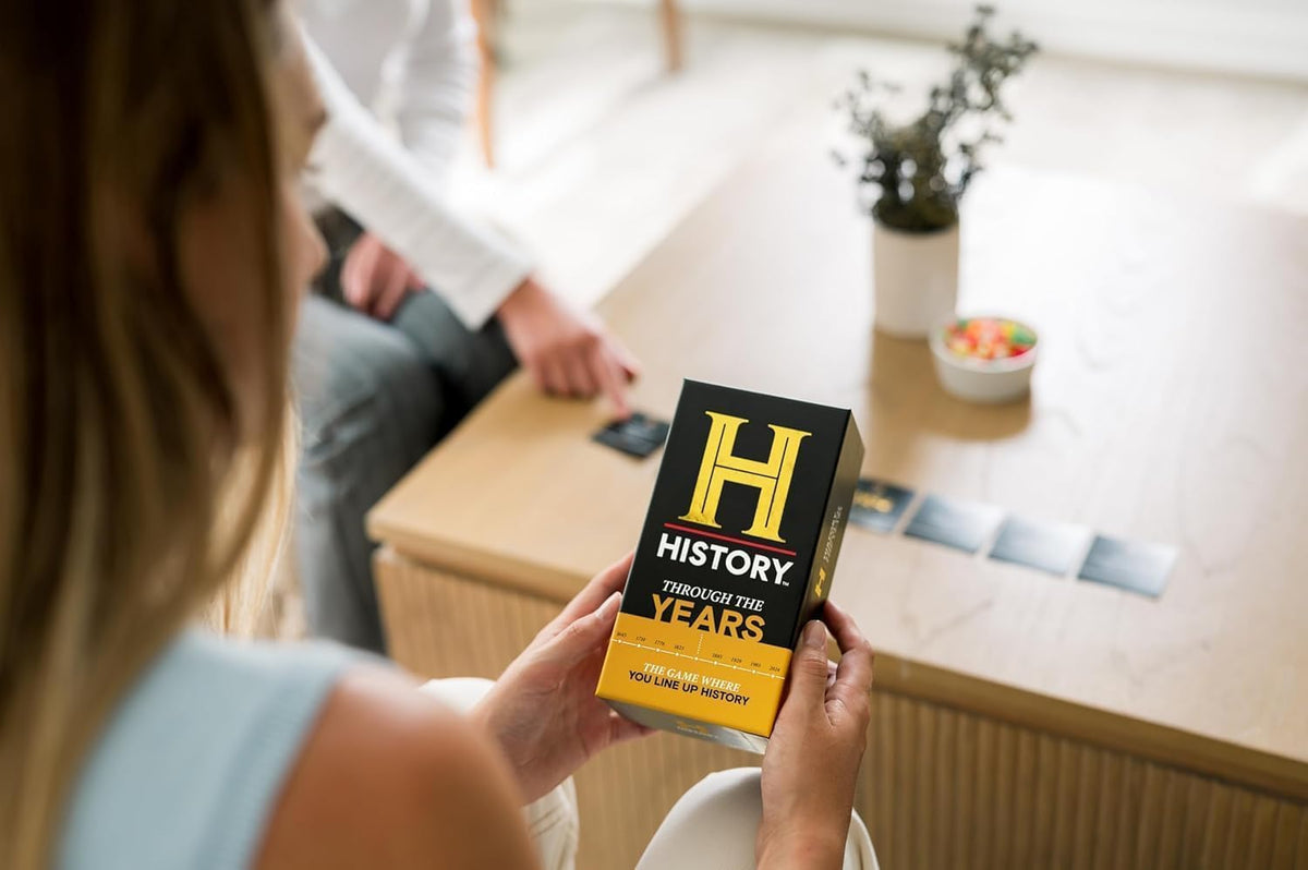 HISTORY Channel Through The Years - Cronología de cronología de supertrivia de conocimiento general, juego de cartas de fiesta para adultos, familia, preadolescentes y adolescentes en busca del