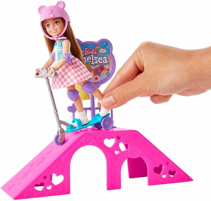Barbie - Set de juego de muñeca Chelsea y parque de patinaje con 2...
