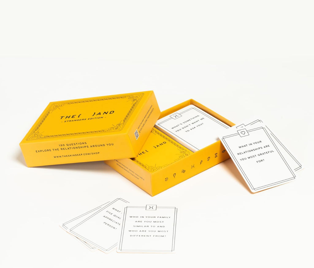 {THE AND} Strangers Edition - Juego de cartas de inicio de conversación - Divertido juego para conocerte - Rompehielos para reducir el espacio entre tú y un extraño - Preguntas para hacer un amigo por la piel profunda