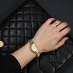 Gosasa Reloj único de triángulo dorado para mujer, delicado reloj de cuarzo