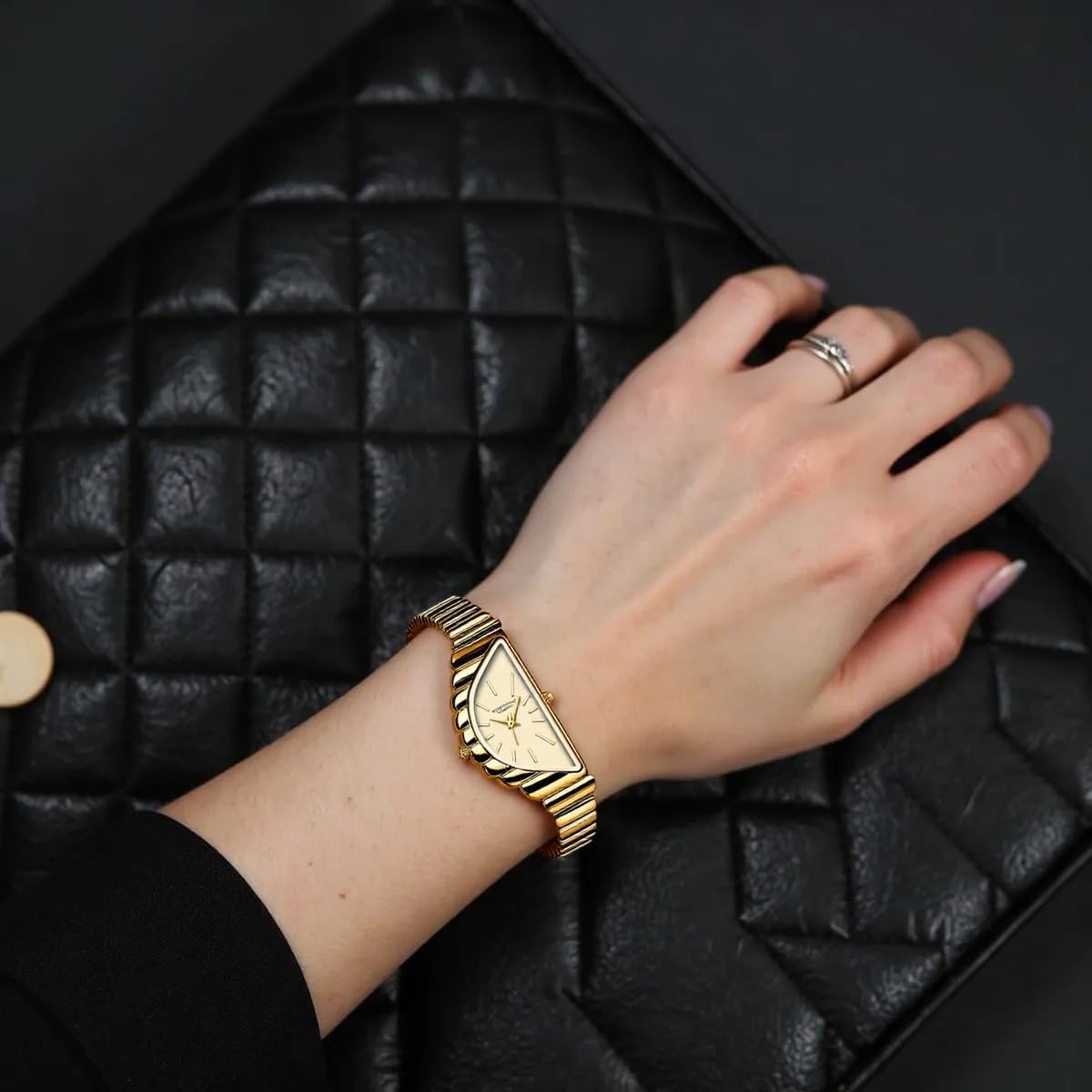 Gosasa Reloj único de triángulo dorado para mujer, delicado reloj de cuarzo