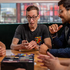 Randolph CDSK | Divertido juego de fiesta de trivia para adolescentes y adultos | Ideal para noches de juego y grupos grandes | Desafío de dos jugadores o equipo | Más de 2500 preguntas de trivia | A partir de 14 años | 2 a 16 jugadores | 45 minutos