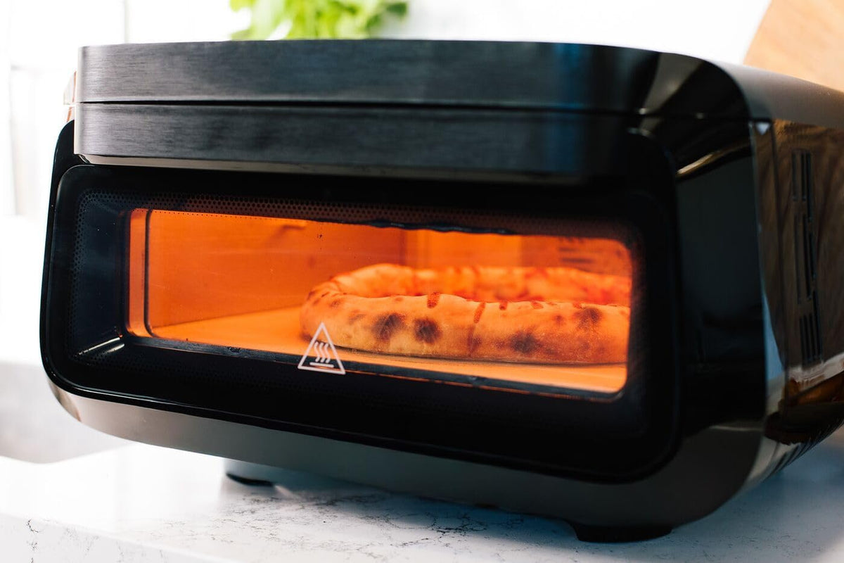 Frigidaire Horno eléctrico para pizza de interior – Alcanza temperaturas de 700 ° F – Hornea a piedra pizzas de 12 pulgadas en minutos – Horno portátil de encimera con freír y hornear al aire