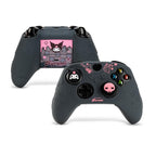 Kuitmor Funda protectora antideslizante de silicona suave compatible con el mando Xbox con 2 tapas de agarre para el pulgar y 1 adhesivo (negro Kuromi)