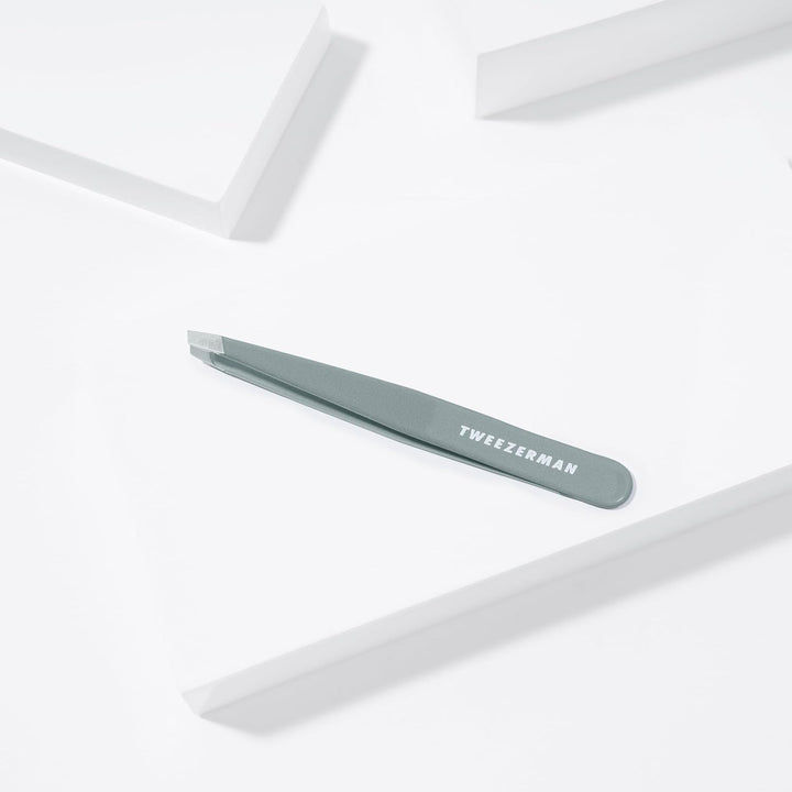 Tweezerman - Pinza para cejas inclinada Mist Blue de acero inoxidab...