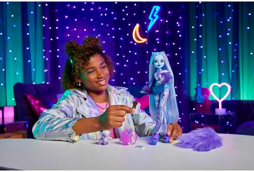 Muñeca Monster High, Abbey Bominable Yeti de moda con mamífero