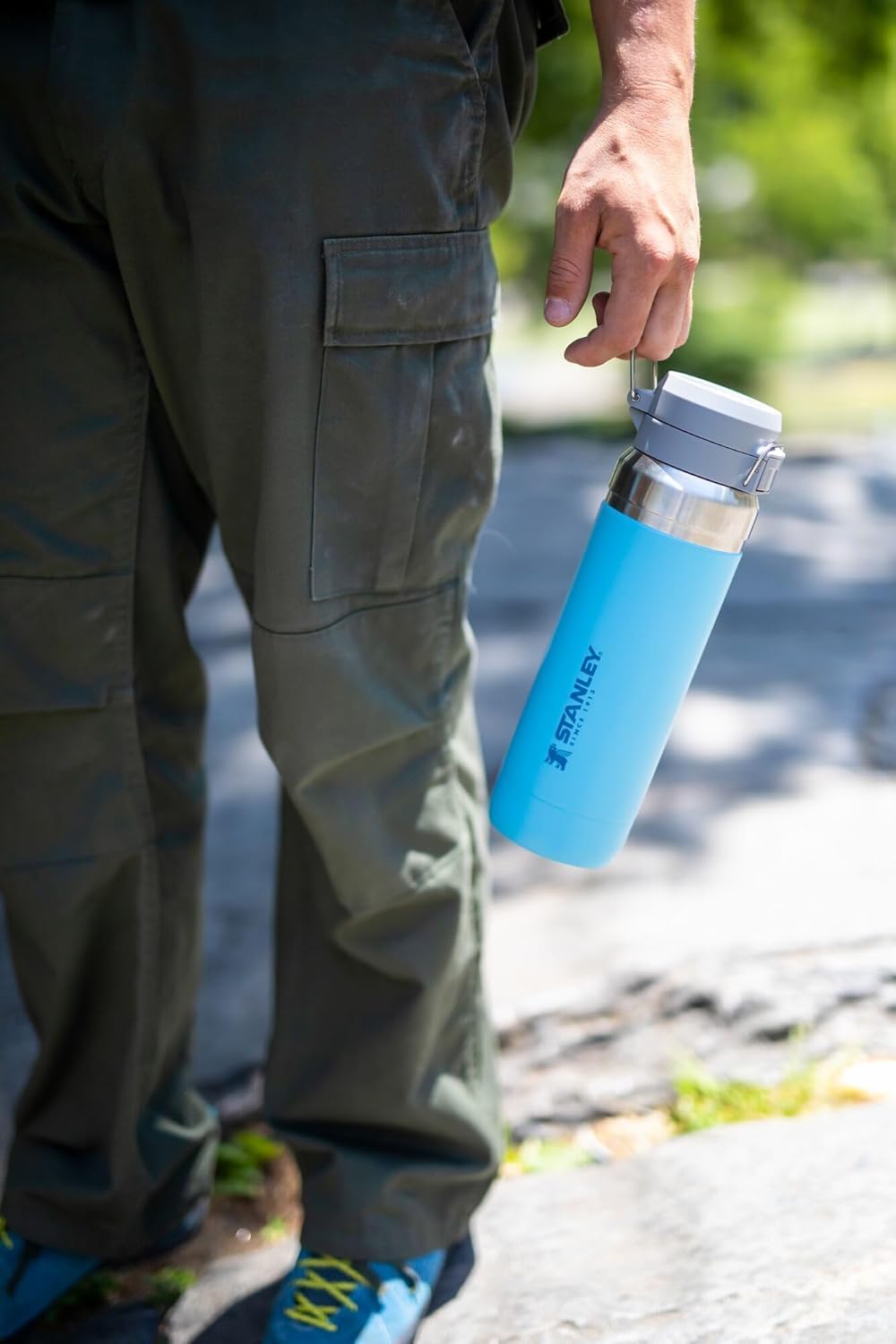Stanley Quick Flip GO Botella de Agua de 24 oz | Tapa con Botón Pulsador | A Prueba de Fugas y Empacable para Viajes y Deportes | Acero Inoxidable Aislado | Sin BPA | Negro 2.0