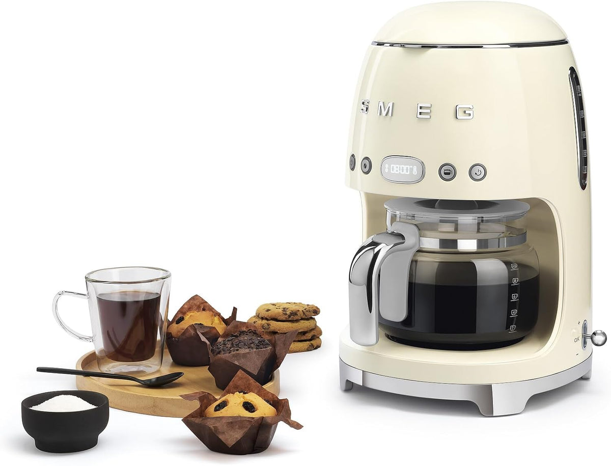 Smeg - Cafetera de goteo estética estilo retro de los años 50 con jarra de vidrio de 10 tazas, función de arranque automático, placa de mantenimiento en calor y dos configuraciones de intensidad de