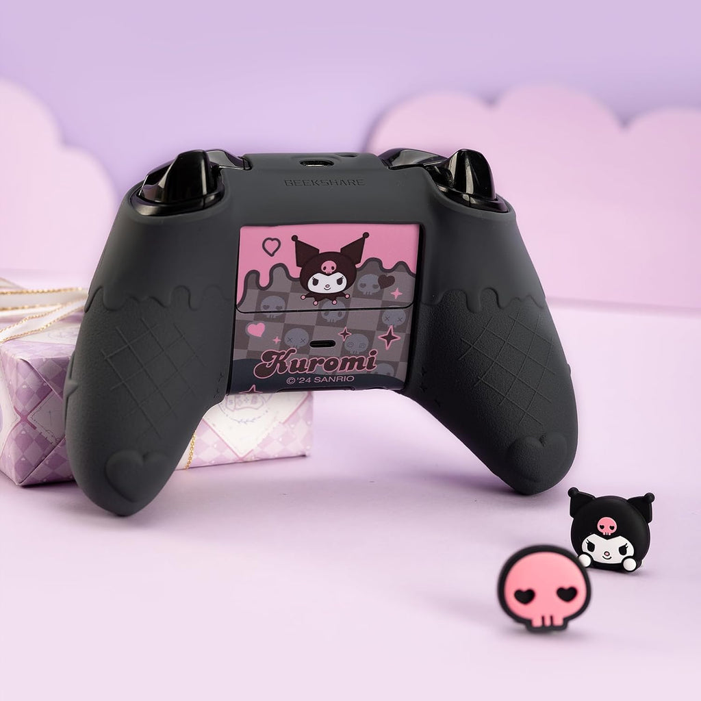 Kuitmor Funda protectora antideslizante de silicona suave compatible con el mando Xbox con 2 tapas de agarre para el pulgar y 1 adhesivo (negro Kuromi)