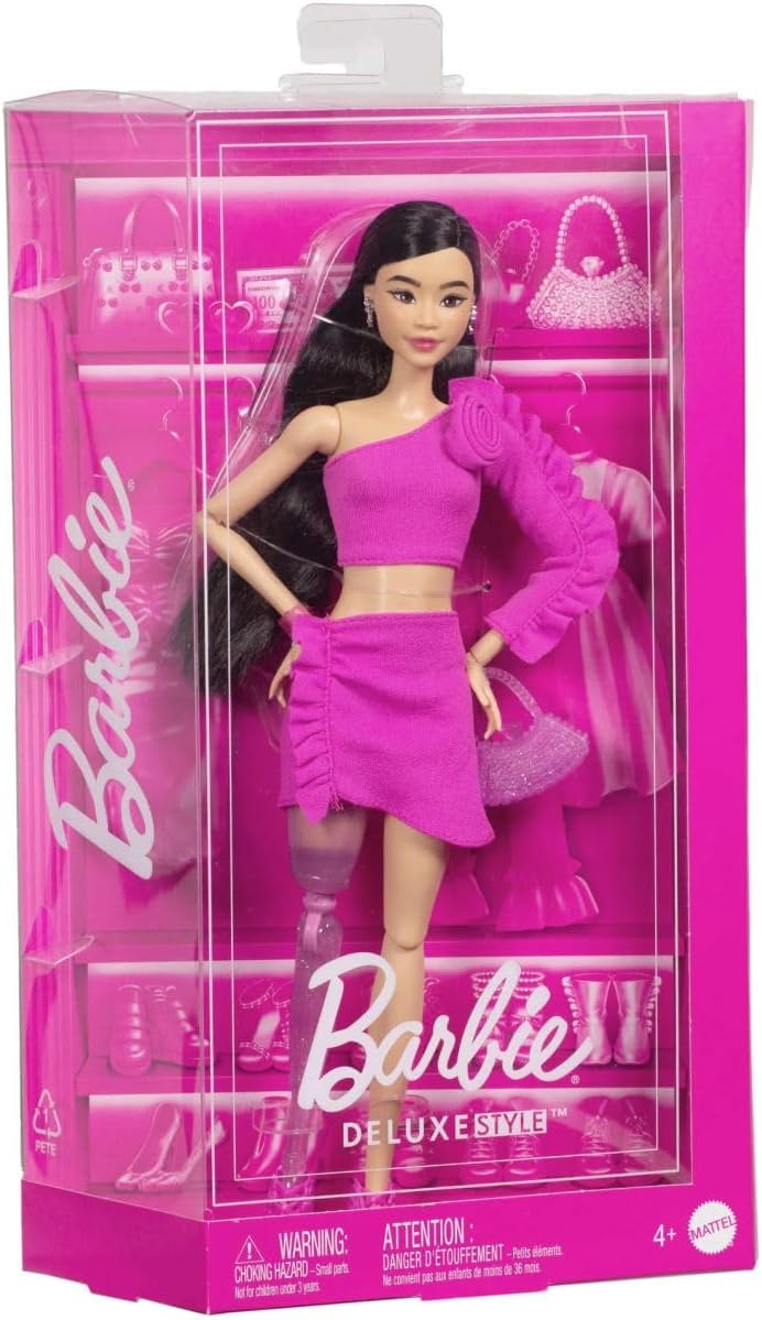 Barbie Muñeca de estilo Deluxe #2 en traje de Barbiecore, pelo negr...